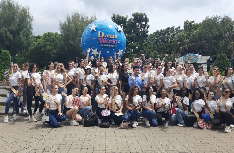 ปทุมธานี – สวนสนุกดรีมเวิลด์ ต้อนรับผู้เข้าประกวดมิสแกรนด์อินเตอร์เนชั่นแนล 2025