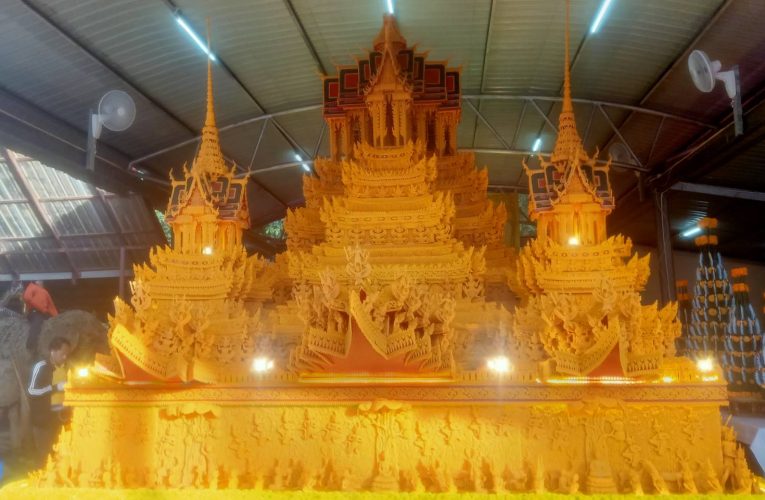 สกลนคร วัดสะพานศรีอัญเชิญปราสาทผึ้งเข้าไปตั้งโชว์ความงดงามตระการตา