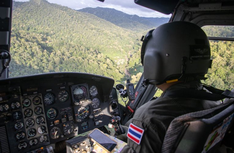 ส่งถุงยังชีพทางอากาศช่วยราษฎรบ้านห้วยแห้ง