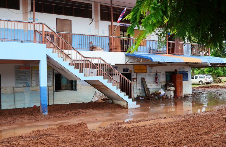 ศธ.จ.อุตรดิตถ์” เร่งให้การช่วยเหลือครู นักเรียน และสถานศึกษาที่ได้รับผลกระทบจากพายุบัวลอย”