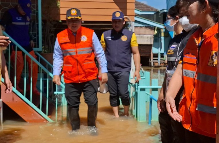 ปทุมธานี ผู้ว่าฯคนใหม่รับงานวันแรกลงลุยน้ำท่วม 2 อำเภอ ให้กำลังใจชาวบ้านและเจ้าหน้าที่