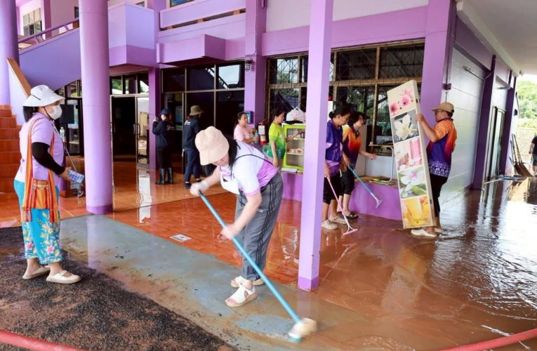 อบจ.อุตรดิตถ์ เร่งฟื้นฟู รพ.สต.น้ำอ่าง อ.ตรอน จ.อุตรดิตถ์ หลังน้ำลดระดับ