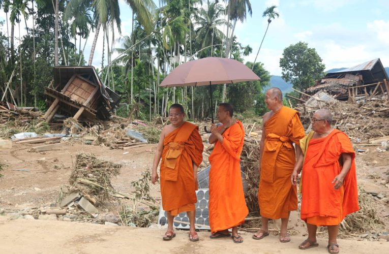 เจ้าคณะจังหวัดแม่ฮ่องสอน นำคณะสงฆ์ลงพื้นที่ อ.แม่สะเรียง เยี่ยมและให้กำลังใจวัดที่ประสบอุทกภัย จากพายุบัวลอย