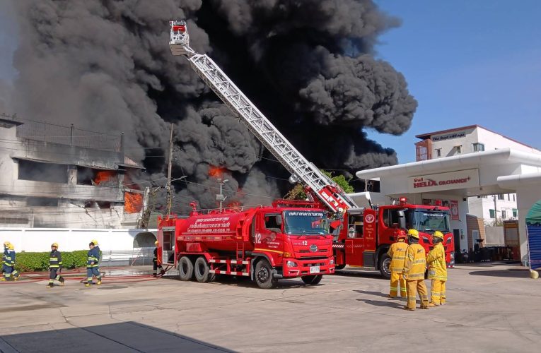 ระทึก เพลิงไหม้ร้านจำหน่ายน้ำมันเครื่อง อุปกรณ์การเกษตรเมืองระยอง
