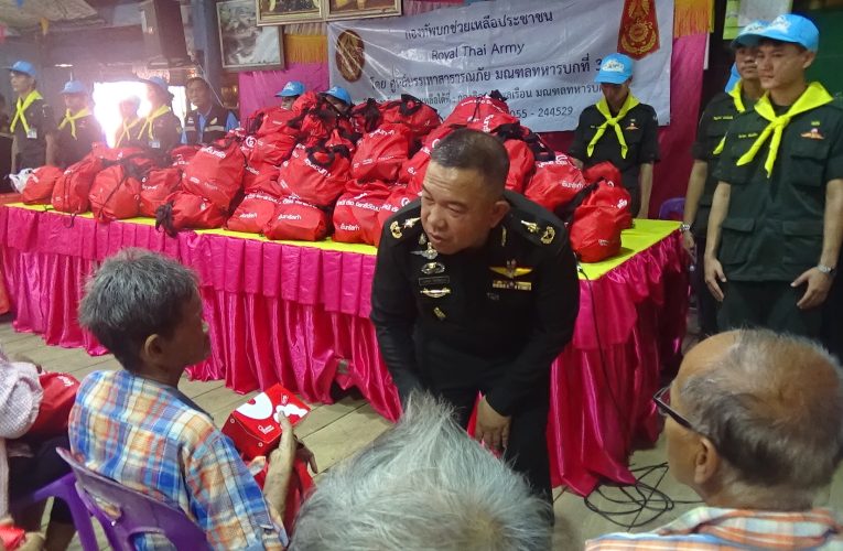 มณฑลทหารบกที่ 39 กองทัพภาคที่ 3 ร่วมกับภาคเอกชน นำถุงยังชีพ ลงพื้นที่บางระกำโมเดล เพื่อบรรเทาทุกข์แก่ผู้ประสบอุทกภัย