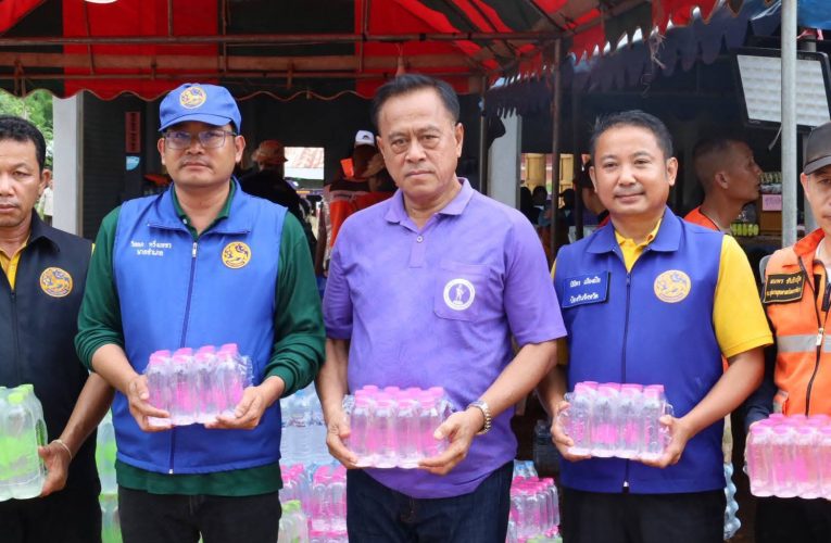 อบจ.อุตรดิตถ์” นำเครื่องจักรเข้าพื้นที่อำเภอน้ำปาด ฟื้นฟูหลังน้ำลด