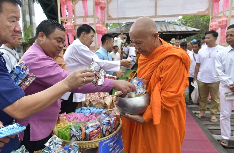 ขอเชิญร่วมทำบุญตักบาตรเทโวโรหณะ พระสงฆ์ 79 รูป ย้อนรอยประวัติศาสตร์ 2458 สะพานปะวัติศาสตร์ปาย