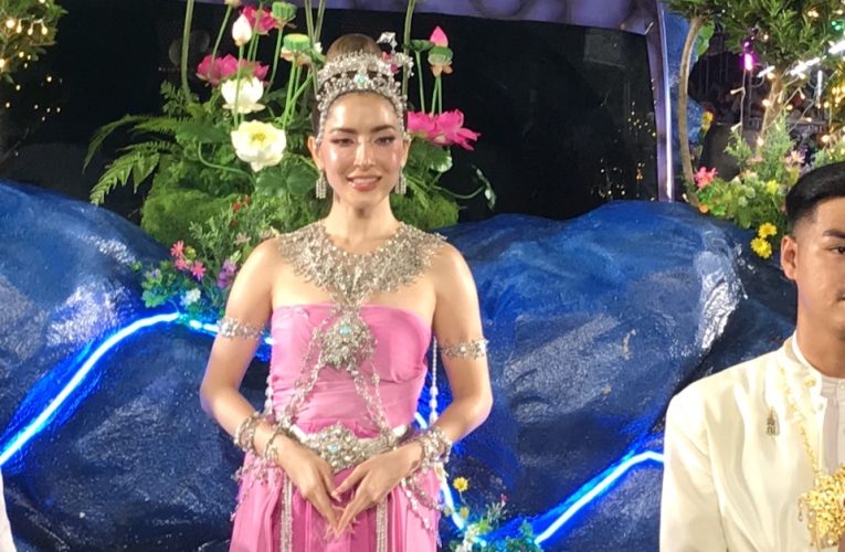 ชัยภูมิ – พิ้งกี้ ดาราสาวเชิญพานดอกบัวแด่ รองนายกฯ เปิดงานประเพณีบุญกระธูปสุดยิ่งใหญ่