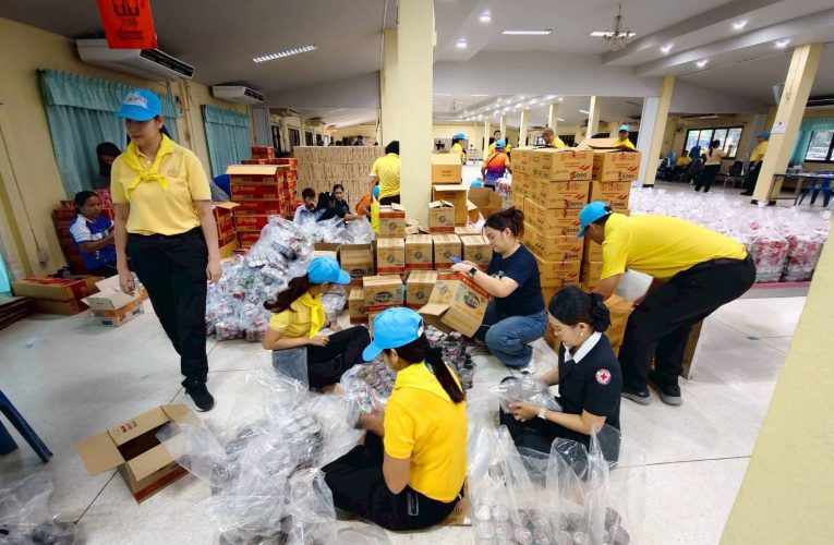 สภากาชาดไทยได้มอบชุดธารน้ำใจช่วยเหลือผู้ประสบอุทกภัยในพื้นที่อำเภอตรอน จำนวน 1,115 ชุด