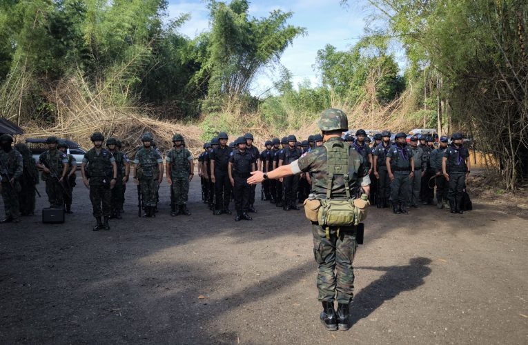 จันทบุรี/ผบ.ทร.ลงพื้นที่ชายแดน อ.โป่งน้ำร้อน มอบสิ่งของบำรุงขวัญและลงพื้นที่เยี่ยมชมการสร้างถนนยุทธศาสตร์เลียบชายแดน