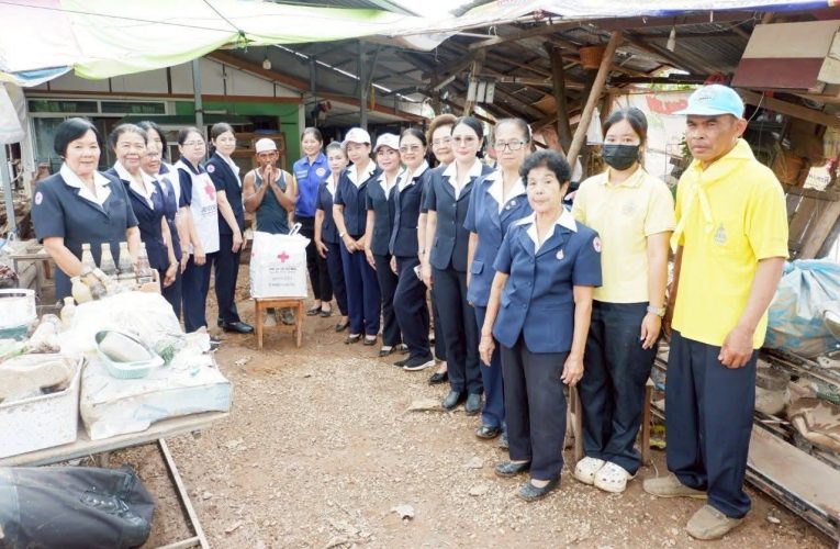 เหล่ากาชาดจังหวัดอุตรดิตถ์ ลงพื้นที่เยี่ยมและให้กำลังใจประชาชนผู้ประสบอุทกภัย (น้ำท่วม) ในพื้นที่จังหวัดอุตรดิตถ์
