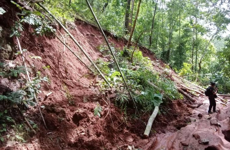 ชาวบ้านเปิดเส้นทางที่ถูกปิด