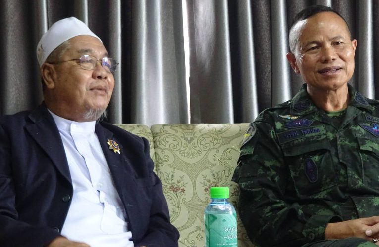 แม่ทัพภาค 4 ‘ป้ายแดง’ พลโท นรธิป โพยนอก เข้านมัสการ ‘ที่ปรึกษาเจ้าคณะภาค 18’ รวมทั้งเจ้าคณะ จ.นราธิวาส ก่อนพบปะ ปธ.ซาฟีอี เจ๊ะเลาะ และ คกก.อิสลามฯ