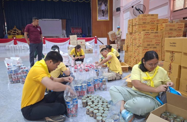 ชาวสบเมยช่วยชาวแม่สะเรียงจากน้ำท่วม