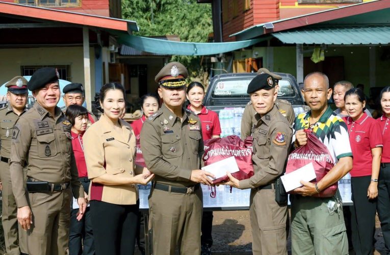 ผู้บังคับการตำรวจภูธรจังหวัดอุตรดิตถ์ลงพื้นที่เยี่ยมและมอบสิ่งของช่วยเหลือข้าราชการตำรวจที่ประสบภัยจากพายุบัวลอย