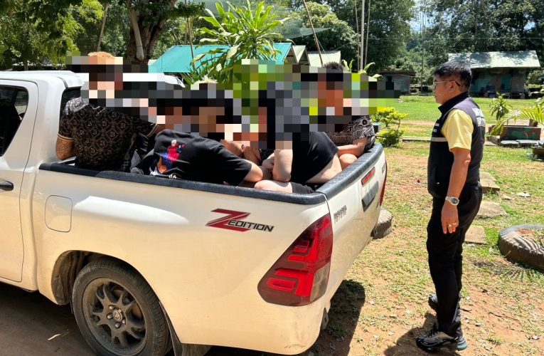 จับ 6 ชาวจีนลักลอบข้ามแดนกัมพูชา–ไทย เข้าเมืองโดยผิดกฎหมาย เจ้าหน้าที่สนธิกำลังรวบคาริมคลองชายแดนโป่งน้ำร้อน