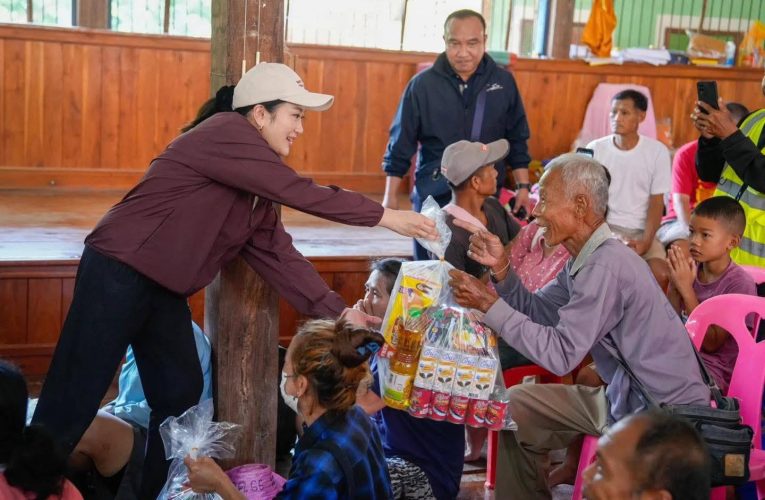 แพทองธาร’ นำทีมเพื่อไทยลงอุตรดิถต์จุดแรก อ.ทองแสนขัน ลุยน้ำท่วมช่วยเหลือประชาชน
