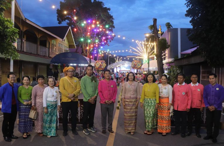 แม่ฮ่องสอน -;ผู้ว่าราชการจังหวัดแม่ฮ่องสอน นำชาวแม่ฮ่องสอนรวมทั้งนักท่องเที่ยวร่วมขบวนแห่จองพาราอย่างคึกคัก