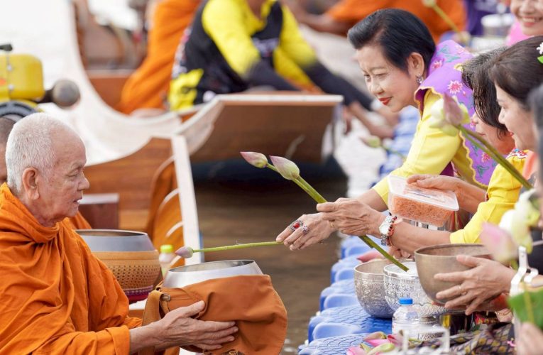 ปทุมธานี รักษาประเพณีเก่าแก่ สภาวัฒนธรรม จับมือ สมาคมการท่องเที่ยวจังหวัดปทุมธานี จัดงานประเพณีตักบาตรพระร้อยร่วมใจถวายบัว