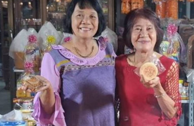 เทศกาลวันไหว้พระจันทร์เจ้าของร้านจำหน่ายเครื่องไทยไชยทาน อ.ปากท่อ จ.ราชบุรี จัดชุดใหญ่ไฟกระพริบเ