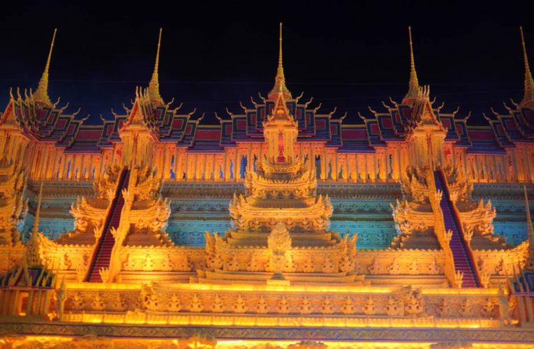 สกลนคร เริ่มแล้วสวยงามวิจิตรตระการตาปราสาทผึ้งที่เดียวในโลก