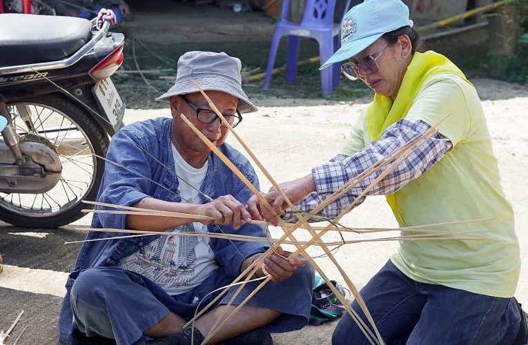 บ้านแม่นาเติงใน หมู่ที่ 2 อำเภอปาย จังหวัดแม่ฮ่องสอน ฟื้นฟูการสานก๋วยสลาก ซึ่งนับวันจะสูญหาย