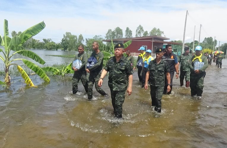 ทหาร มทบ.39 พร้อม ปตท.สผ.จำกัด มหาชน ลุยน้ำ แจกถุงยังชีพแก่ประชาชนที่ประสบอุทกภัย