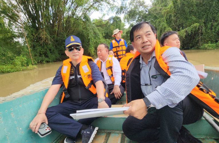 ผู้ว่าฯ ลงเรือสำรวจลำคลองติดตามการก่อสร้างระบบเขื่อนป้องกันน้ำท่วมพื้นที่ชั้นใน อ.แกลง