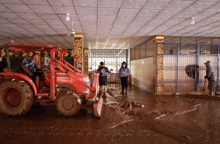 อบจ.อุตรดิตถ์” นำเจ้าหน้าที่ พร้อมเครื่องจักรและรถน้ำ เข้าพื้นที่ทำความสะอาด