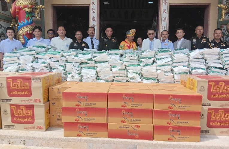 กำแพงเพชร-มอบข้าวสารอาหารแห้งให้ทหารช่วยน้ำท่วม