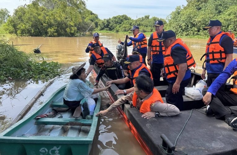 ผู้บัญชาการหน่วย บัญชาการทหารพัฒนาติดตามสถานณ์การน้ำพร้อมมอบถุงยังชีพ200ครัวเรือนกับผู้ประสบภัย