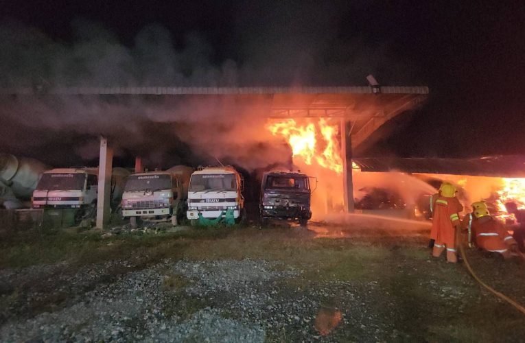 ไฟไหม้โกดังเก็บไม้สัก หจก.อุดมคอนกรีต เมืองน่าน เสียหายหนัก รถโม่ปูนวอด 1 คัน