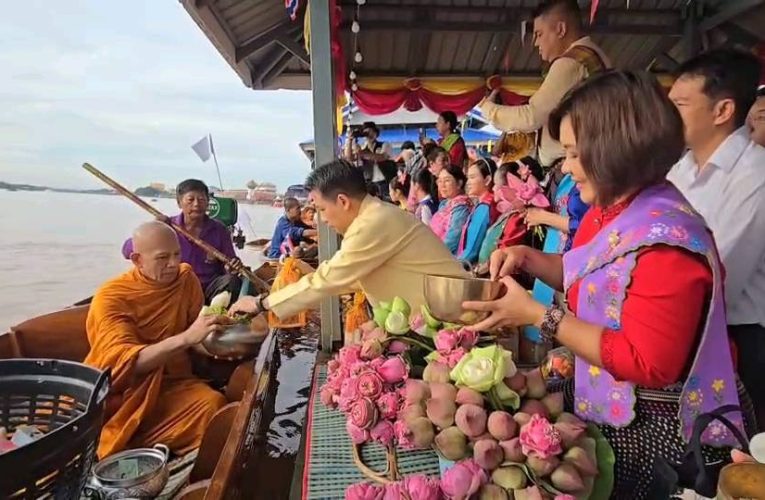 ปทุมธานี ประชาชนนับร้อยร่วมสืบสานประเพณีตักบาตรพระร้อยร่วมใจถวายบัว