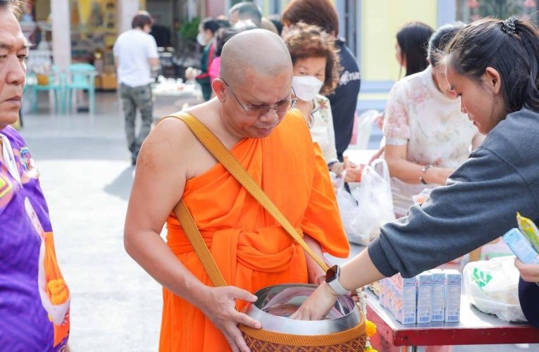 พุทธศาสนิกชนหลั่งไหลร่วมทำบุญตักบาตรเทโว ประจำปี 2568 วัดอินทรวิหาร กทม. เนืองแน่น