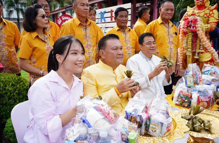 พุทธศาสนิกชนสืบสานประเพณีตักบาตรเทโว