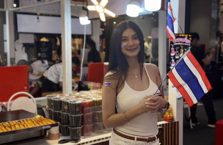 โอลีฟ แม่ค้าขายขนมโตเกียวเนยกรอบและเป็นเน๊ตไอดอลดังชวนติดธงชาติ ร่วมสมทบทุนสร้างรั้ว