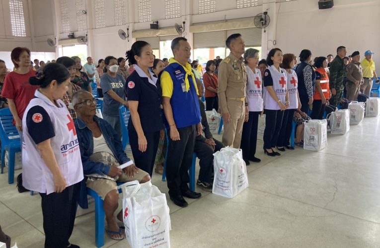 ผู้ว่ามอบถุงยังชีพพื้นที่อำเภอฝางช่วยผู้ประสพอุทกภัย