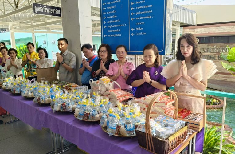 รพ.พระนารายณ์ฯนำบุคลากรทางการแพทย์ทำบุญคล้ายวันสวรรคต ร.9