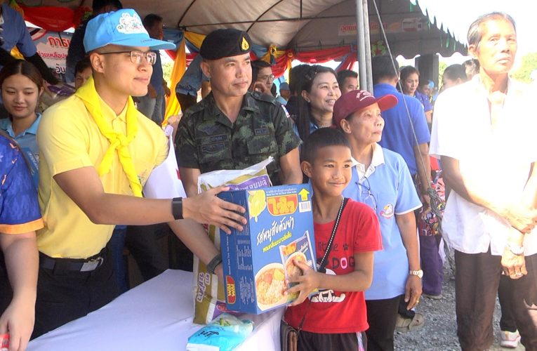 กองพันเสนารักษ์ กรมสนับสนุนกองพลทหารราบที่ 9ร่วมเทศบาลตำบลตะค่าช่วยชาวบ้านน้ำท่วม