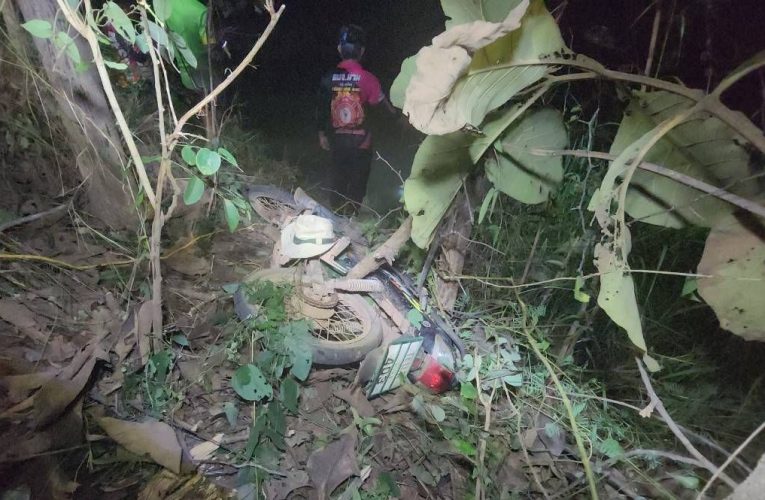 หนุ่มใหญ่กลับจากสีข้าวโพด รถจักรยานยนต์เสียหลักชนต้นไม้ตกสระน้ำ เสียชีวิตคาที่