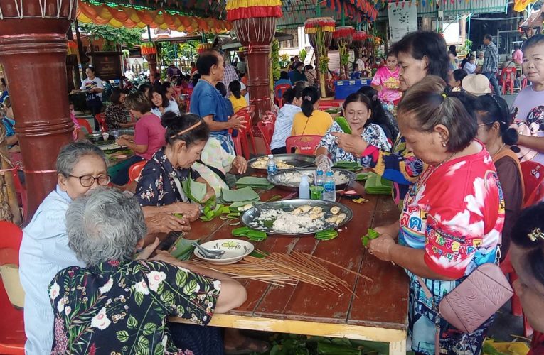 กาญจนบุรี ชาวบ้านตะคร้ำเอนทำ“ข้าวต้มมัดลาวเวียงกระทะยักษ์” 10,000 มัด ในกระทะเดียว หนึ่งเดียวในประเทศไทย