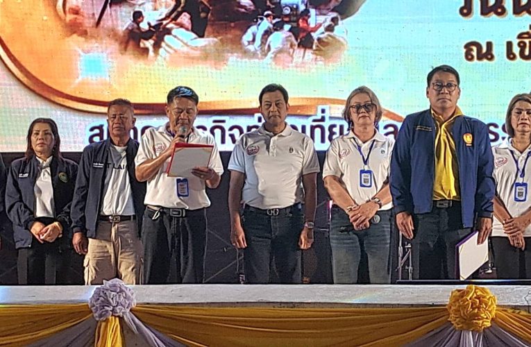 นครนายก : สมาคมธุรกิจท่องเที่ยวและบริการ นครนายก จัดกิจกรรม ๙ สถิตย์ในดวงใจไทยนิรันดร์ ใส่บาตรเพื่อพ่อ ๙ ต่อด้วยศรัทธา