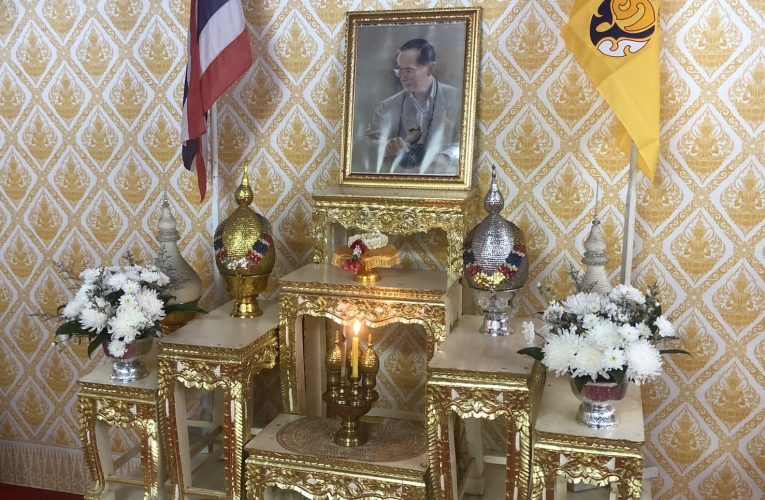 ชาว จ.พิษณุโลก จำนวนมาก มาร่วมทอดกฐินที่วัดเจดีย์ยอดทอง และร่วมกิจกรรม พิธีถวายราชสักการะ และน้อมรำลึกถึงในหลวงรัชกาลที่ 9 เนื่องในวัน “นวมินทรมหาราช”