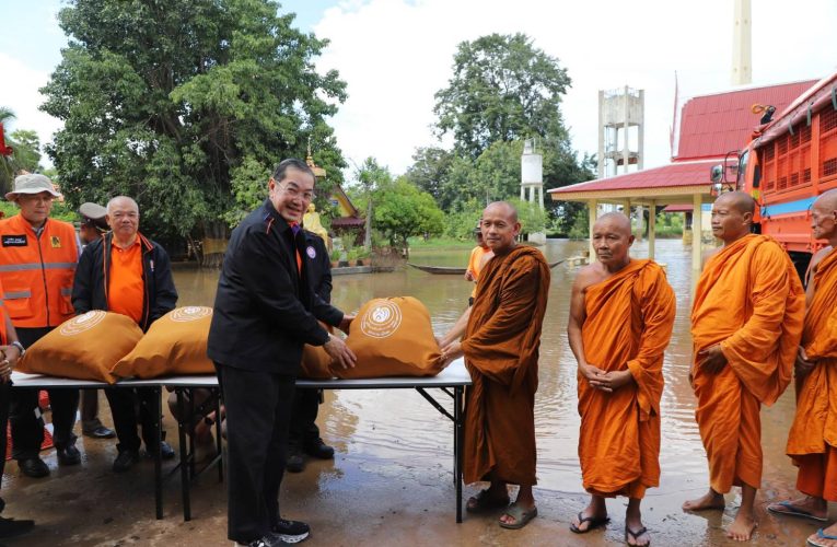 รองประธานกรรมการที่ปรึกษามูลนิธิอาสาเพื่อนพึ่ง (ภาฯ) ยามยาก สภากาชาดไทย ให้กำลังใจผู้ปฏิบัติหน้าที่โรงครัวพระราชทานฯและผู้ประสบอุทกภัยจังหวัดสิงห์บุรี