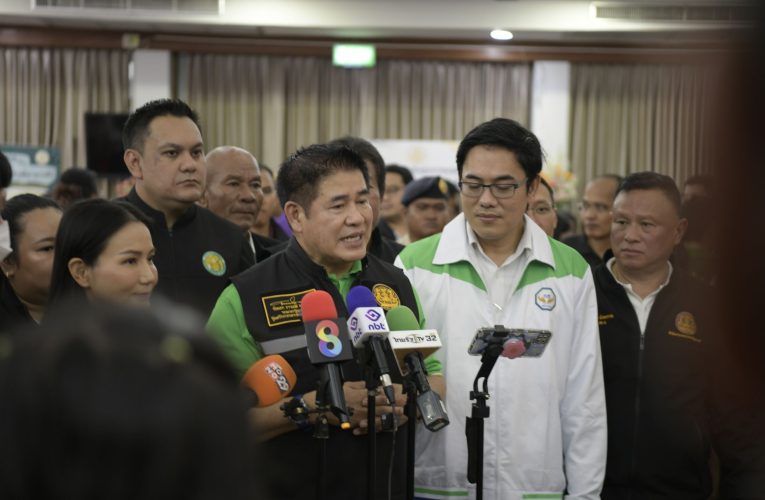 ร้อยเอก ธรรมนัส พรหมเผ่า รองนายกรัฐมนตรี และรัฐมนตรีว่าการกระทรวงเกษตรและสหกรณ์ ลงพื้นที่จังหวัดนนทบุรี รับฟังปัญหาการศึกษา–เกษตร พร้อมมอบถุงยังชีพแก่ประชาชนกลุ่มเปราะบาง