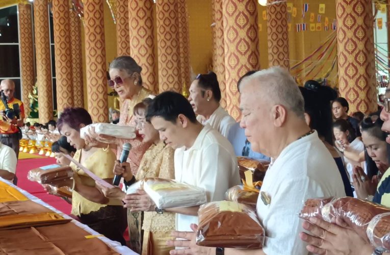 ชัยภูมิ ไผ่พงศธร ป๋อง สุพรรณ และสาธุชนทั่วทุกสารทิศนับ10,000 คนแห่ร่วมพิธีทอด กฐินสามัคคีที่วัดหลวงปู่จื่อ เทพเจ้าแห่งสายน้ำ อย่างคับคั่ง