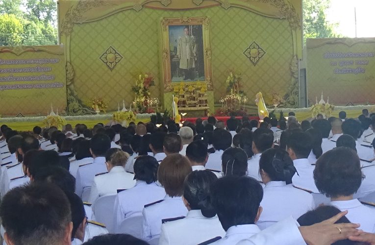 จังหวัดพิษณุโลก จัดพิธีบำเพ็ญกุศล วางพวงมาลา ทำบุญตักบาตร ถวายเป็นพระราชกุศล เนื่องใน “วันนวมินทรมหาราช”