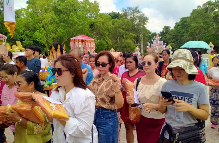 พลังศรัทธาล้นหลาม! ชาวบ้านแห่ร่วมทอดกฐินสามัคคีวัดละโอก ยอดทะลุ 1.4 ล้าน สมทบทุนสร้างโบสถ์