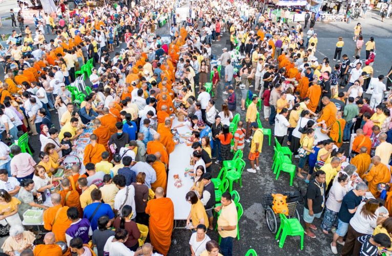 นครนายก : ประชาชนจากทั่วสารทิศเดินทางร่วมทำบุญตักบาตรเพื่อพ่อ น้อมรำลึกถึงพระมหากรุณาธิคุณ เนื่องใน”วันนวมินทรมหาราช” 13 ตุลาคม 2568