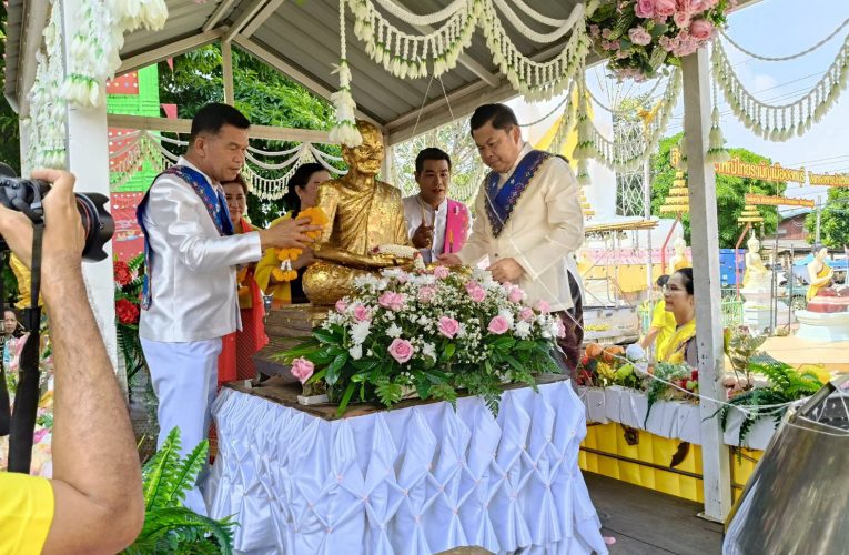 ลพบุรี – พุทธศาสนิกชนร่วมสืบสานประเพณีชักพระรูปเหมือนหลวงปู่ทอกรัก